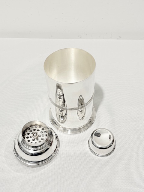 Antique Silver Plated Cylindrical Body Cocktail Shaker Antique Silver Plated Cylindrical Body Cocktail Shaker