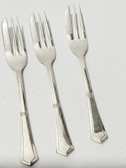 Cased Set of Six Vintage Cake Forks with Cake Slice and Serving Fork Cased Set of Six Vintage Cake Forks with Cake Slice and Serving Fork